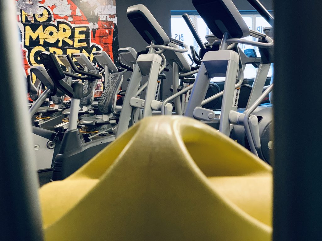 Cardiogeräte mit Graffiti Wand