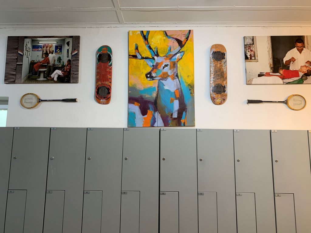 Spints. obedrüber bunte Bilder, Skateboards und Felderballschläger