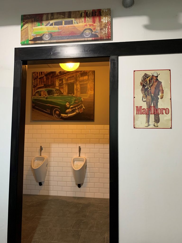 Herrenpissior mit Bilden von alten Autos & Marlboro Man
