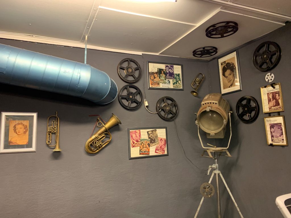Filmkulisse, Scheinwerfer, Filmrollen und Bilder