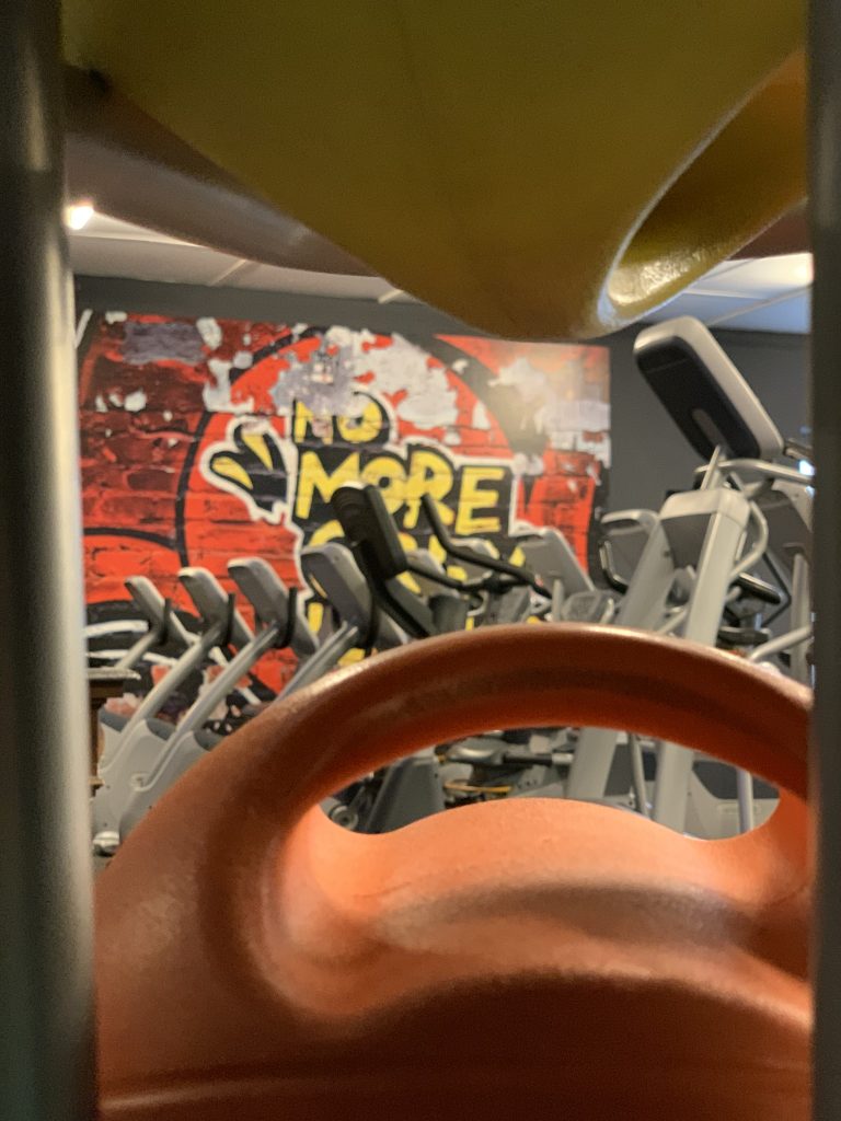 Ausschnitt Cardiogeräte mit Graffiti Wand